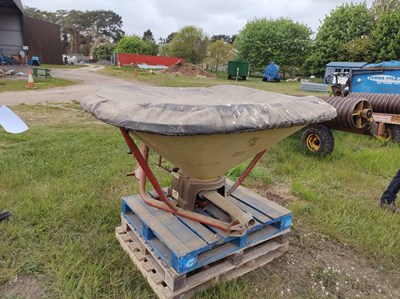 Lot 84 - Vicon 802 Tail Wag Spreader