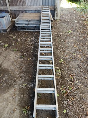 Lot 8 - 30ft Aluminiun Ladder