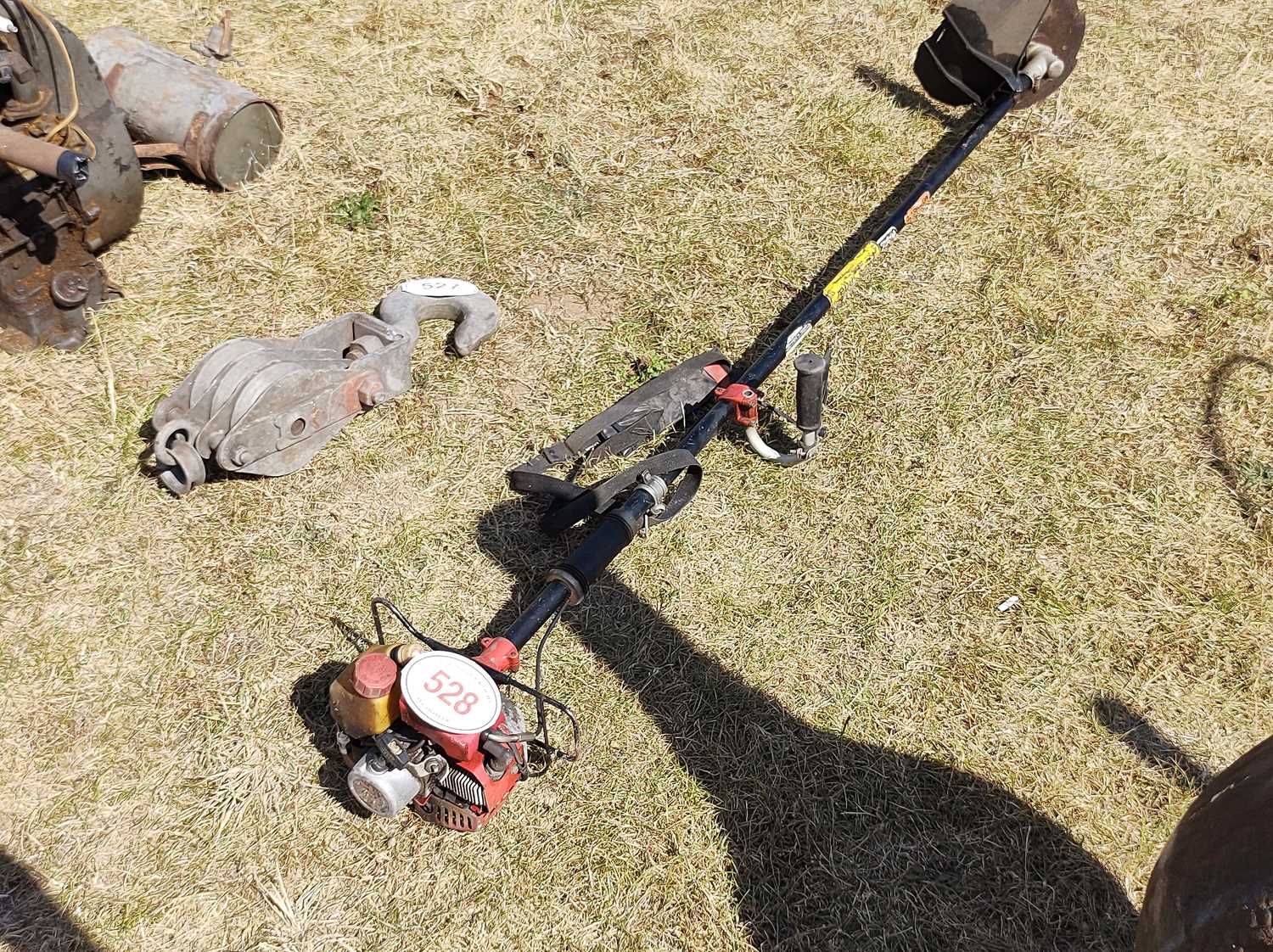 Lot 528 1 x Petrol strimmer, non runner (carb