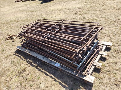 Lot 46 - 1 x Pallet metal sheep hurdles