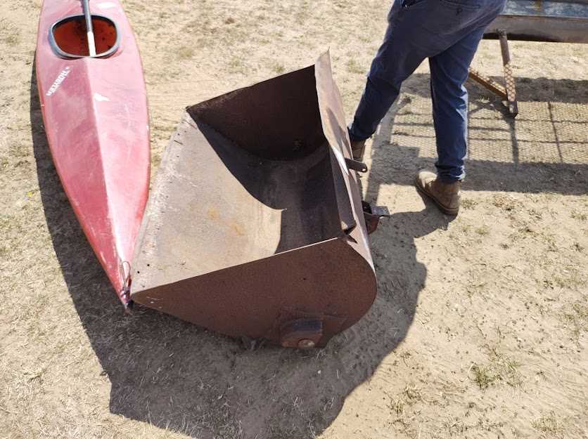 Lot 660 - Farmhand/Massey Ferguson loader bucket