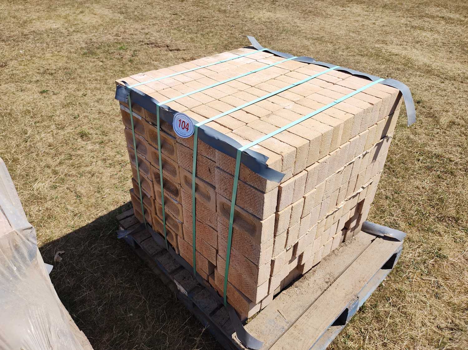 Lot 104 - 1 x Pallet of Bricks