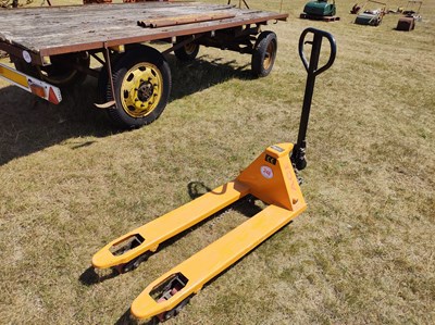 Lot 248 - Hand pallet pump truck