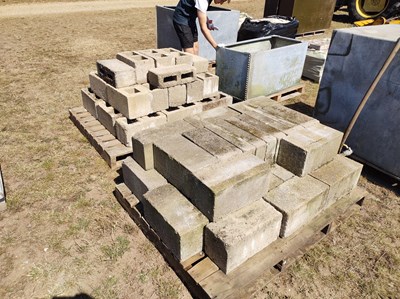 Lot 53 - 2 x Pallets of concrete blocks