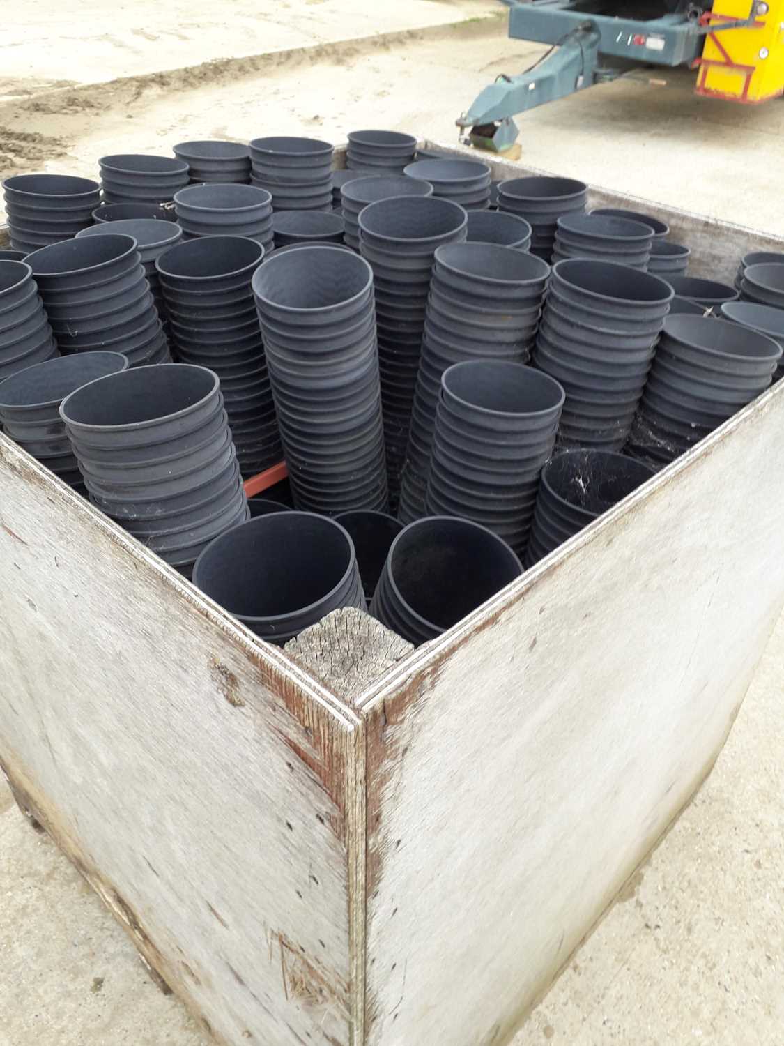 Lot 700 - 1 large pallet box of mixed flower pots