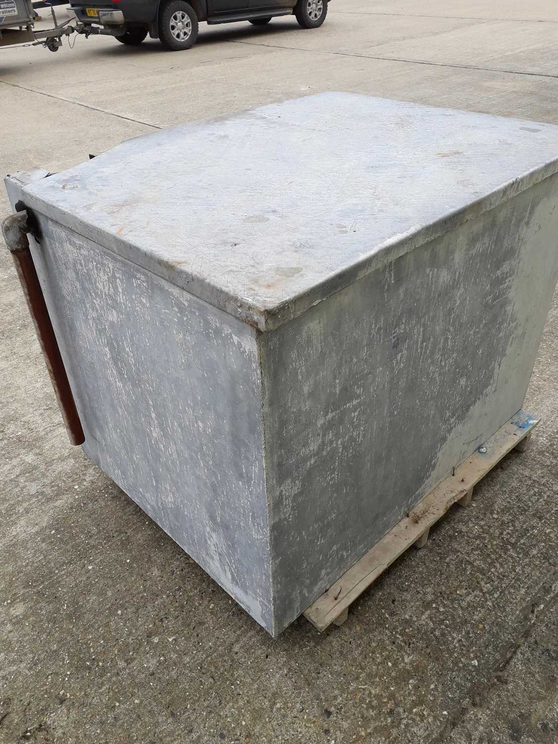 Lot 702 - 200 gallon galvanised water tank with lid