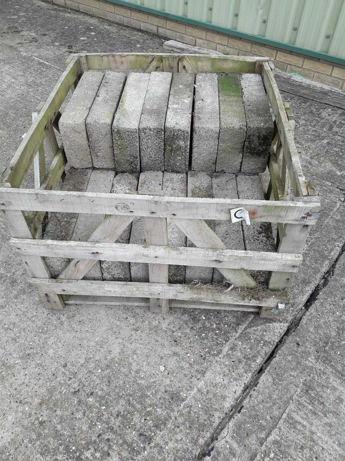 lot-706-pallet-of-concrete-blocks