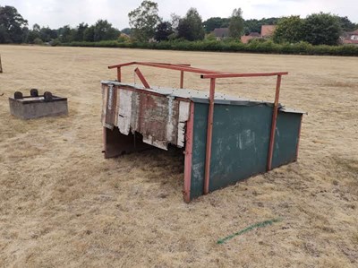 Lot 247 - Small Weaner Kennel