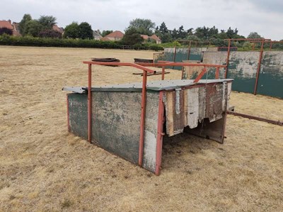 Lot 247 - Small Weaner Kennel