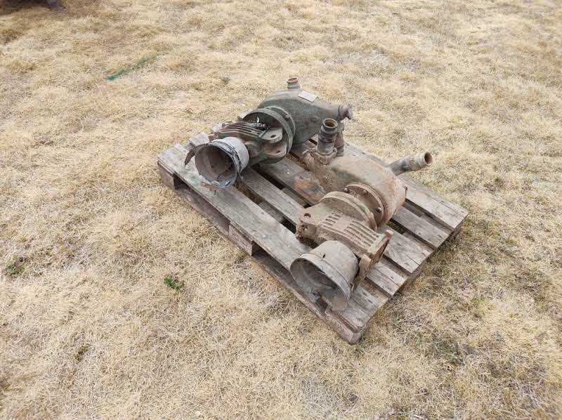 Lot 272 - 2x Alcoa Pumps