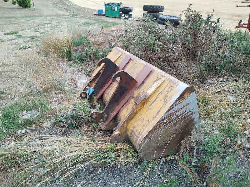 Lot 27 Small Telehandler Bucket (Cat telehandler