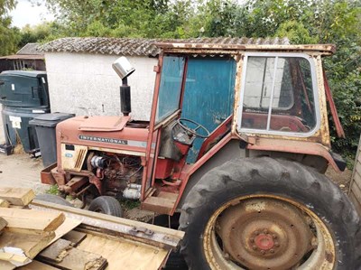 Lot 28 - International 674 tractor (1978) (Reg KCE...