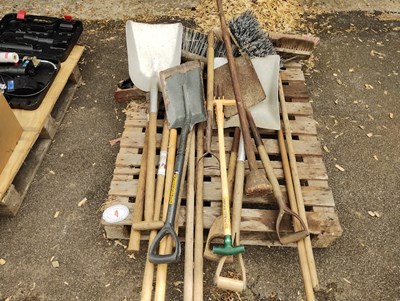 Lot 4 - Qty of hand tools and forks