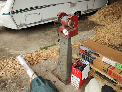 Lot 15 - Mounted grinder