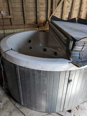 Lot 31 - Circular 13 amp hot tub with cover and steps