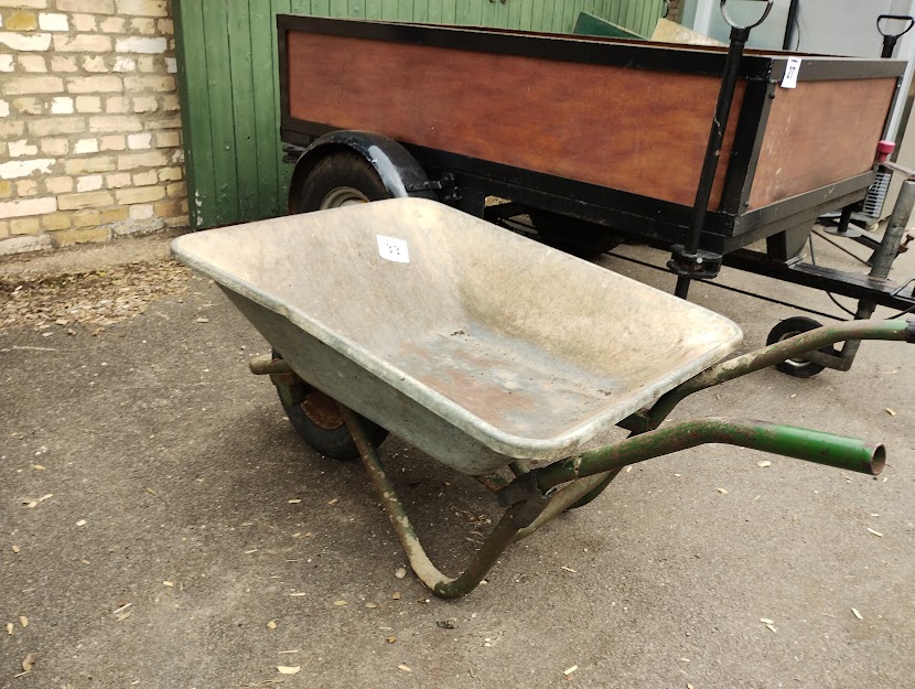 Wheelbarrow Defender Lot 33 - Wheelbarrow