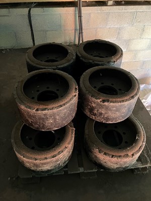 Lot 94 - 10 x Mid rollers for John Deere 8000 Series...