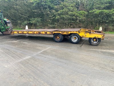 Lot 97 - Tri-axle low loader trailer. Hydraulic front...