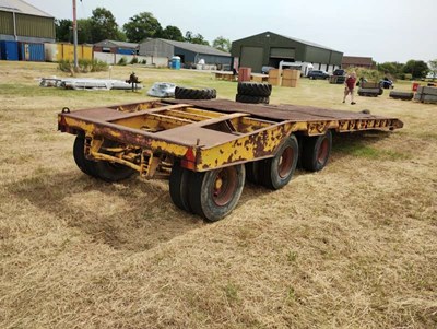 Lot 97 - Tri-axle low loader trailer. Hydraulic front...