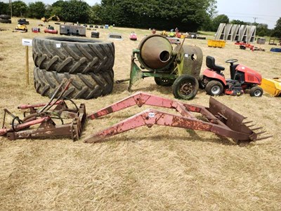 Lot 137 - Massey Ferguson Front Loader