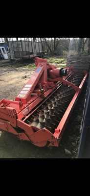 Lot 152 - Kuhn 4m Power Harrow with crumbler and flexi...