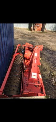 Lot 152 - Kuhn 4m Power Harrow with crumbler and flexi...