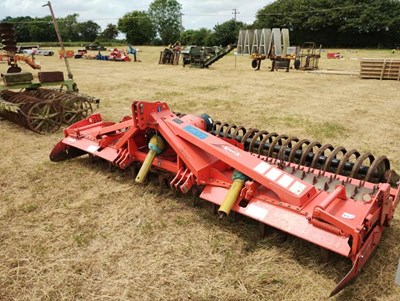 Lot 152 - Kuhn 4m Power Harrow with crumbler and flexi...