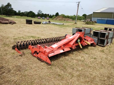 Lot 152 - Kuhn 4m Power Harrow with crumbler and flexi...