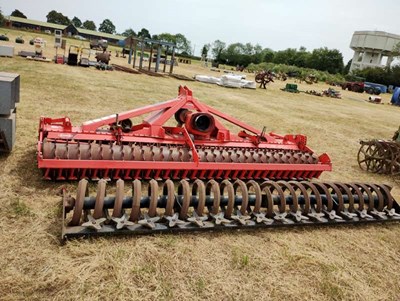 Lot 152 - Kuhn 4m Power Harrow with crumbler and flexi...