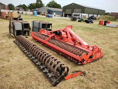 Lot 152 - Kuhn 4m Power Harrow with crumbler and flexi...