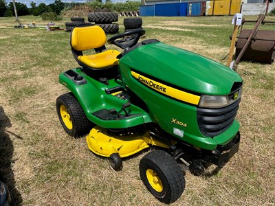 Lot 154 - John Deere X304 Ride On Lawnmower AWD 42" cut