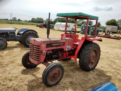 Lot 208 - International B275 Tractor. Starts and runs