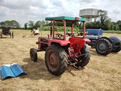 Lot 208 - International B275 Tractor. Starts and runs