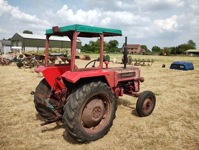 Lot 208 - International B275 Tractor. Starts and runs