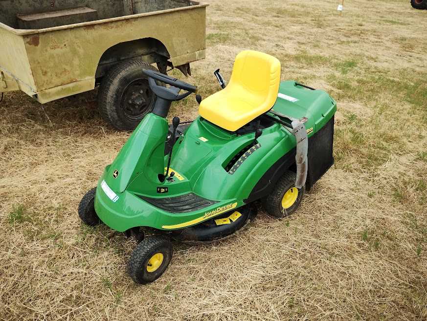 Lot 241 - John Deere CR125 Automatic Ride On Lawnmower...