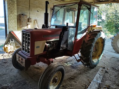 Lot 124 - International Harvester 674 with Front Loader...