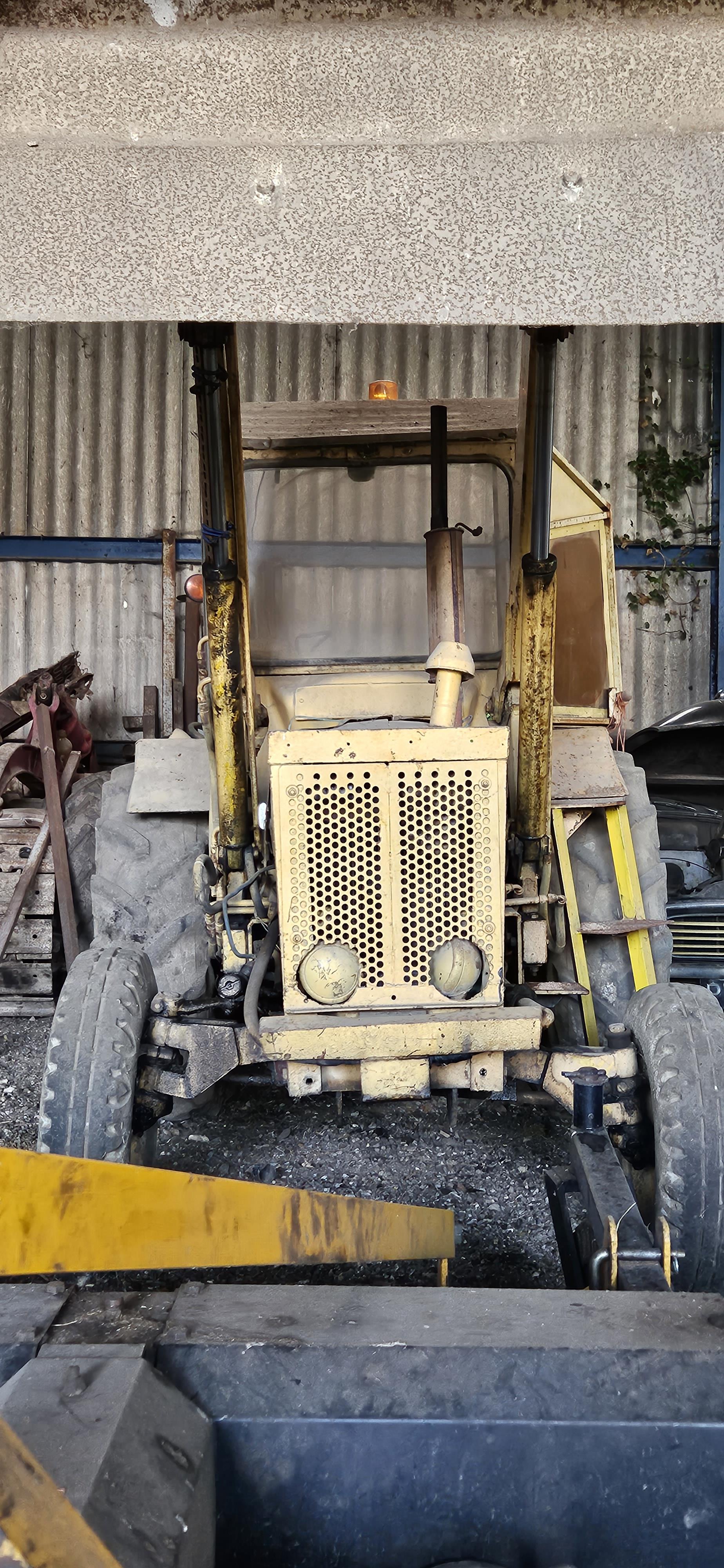 Lot 68 - 1967 Ford Whitlock Backhoe Digger. Needs