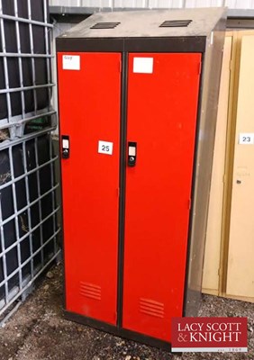 Lot 25 - Set of 2 lockers (1 key) (Located in Euston,...