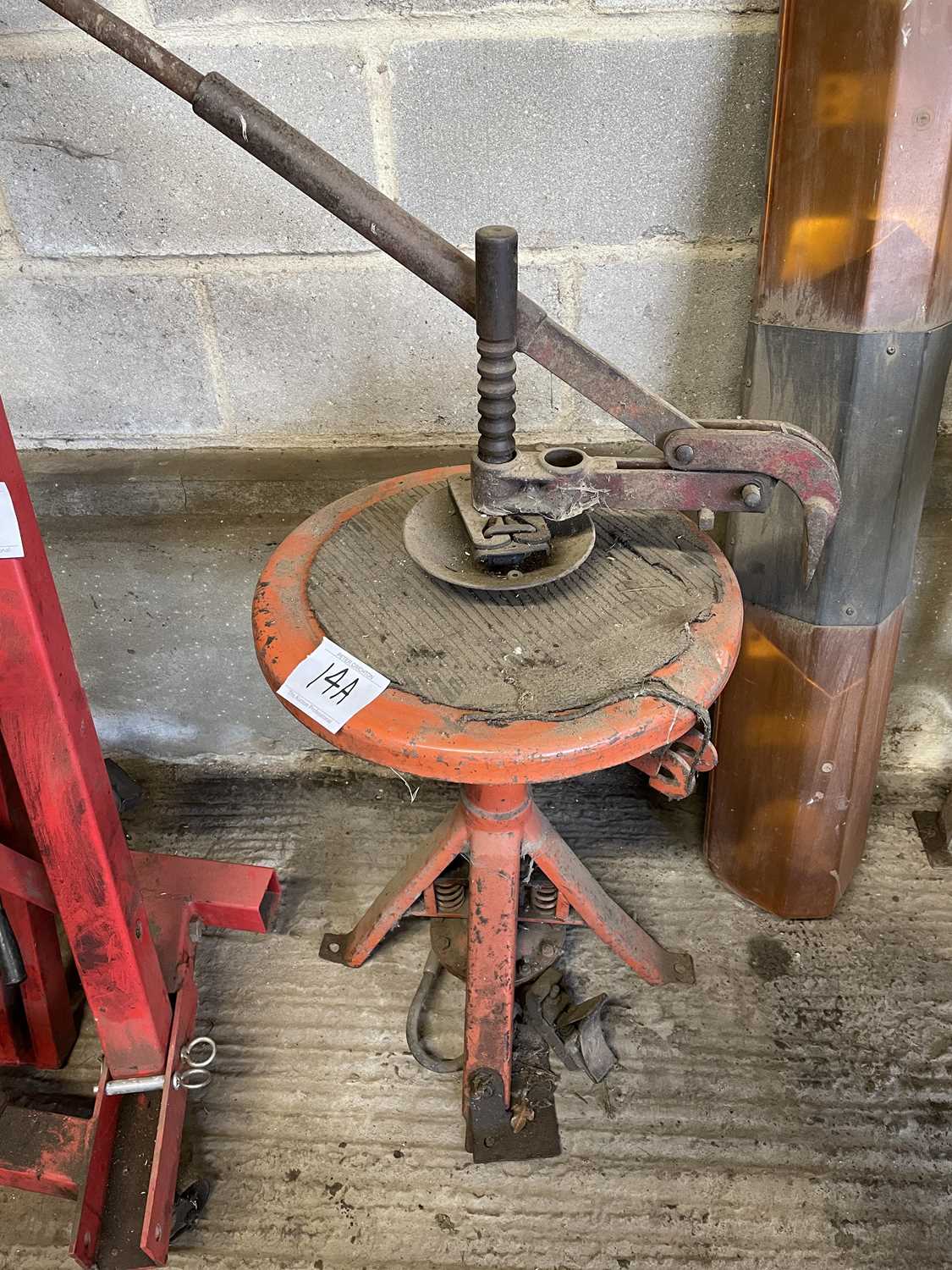 Lot 14 - Tyre Remover