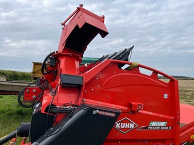 Lot 89 - Kuhn Primor 2060 mounted straw chopper (Year:...