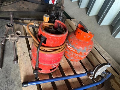 Lot 99 - 2 x Red Gas Cannisters