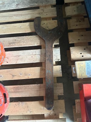 Lot 101 - 1 x Large Wrench