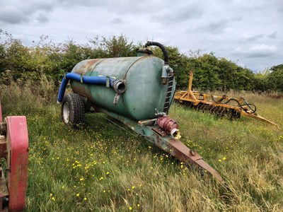 Lot 40 - 2000 gallon Slurry Tanker with new pump and...