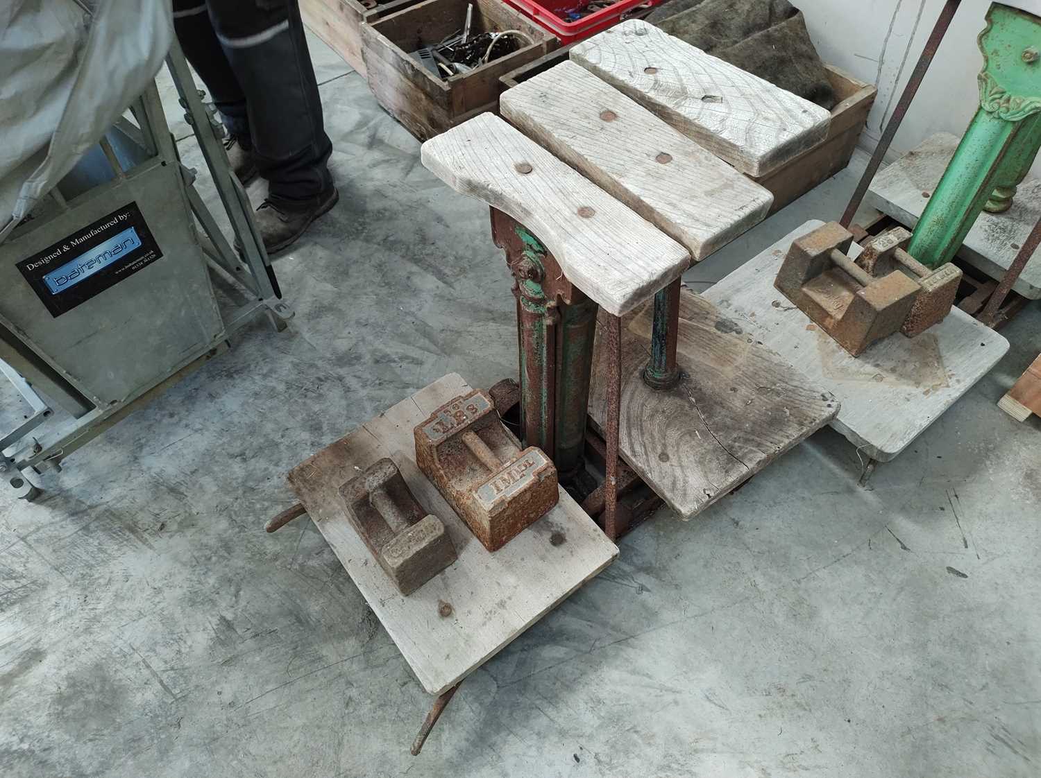 Lot 23 - Barnscale with 2x Weights