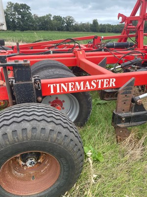 Lot 107 - Quivogue 5m discs cultivator, subsoiler tines,...
