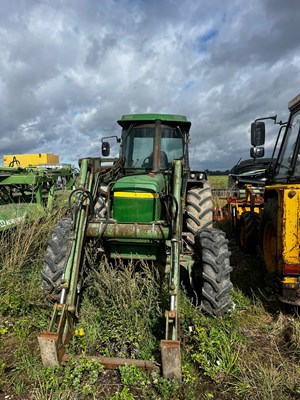Lot 256 - John Deere 4040 with front loader. 11035...