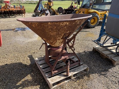Lot 55 - Vicon Tail Wag Spreader