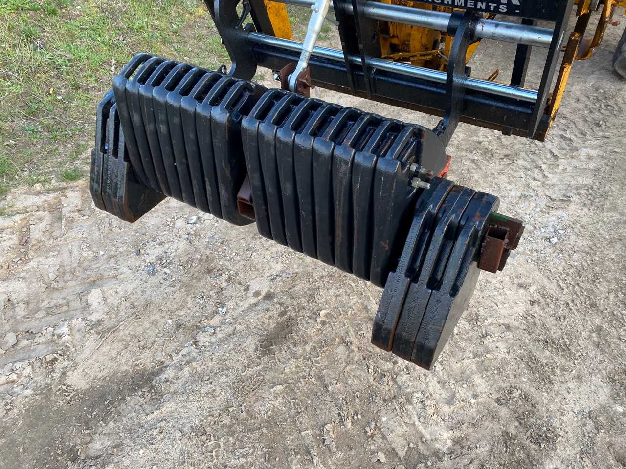 Lot 252 - 1000kg Front Weight Block on 3pt Linkage with...