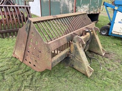 Lot 276 - Hydrualic Tip Toe Sugar Beet Bucket on JCB Mounts